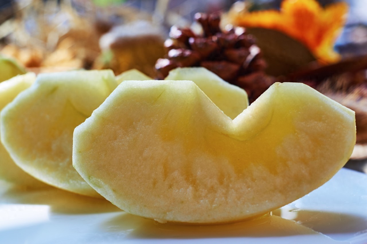 盐源苹果，四川省盐源县特产，中国国家地理标志产品。盐源苹果皮