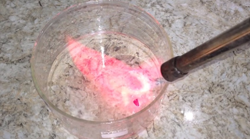 锂和水的化学反应如此神奇，结果锂燃烧之后更神奇