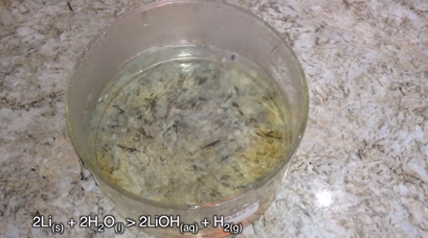 锂和水的化学反应如此神奇，结果锂燃烧之后更神奇