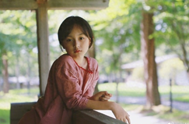 “小孙俪”最新照片，没有小时候呆萌，网友呼吁宝贝要慢点长大