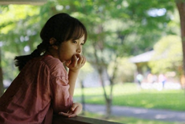 “小孙俪”最新照片，没有小时候呆萌，网友呼吁宝贝要慢点长大