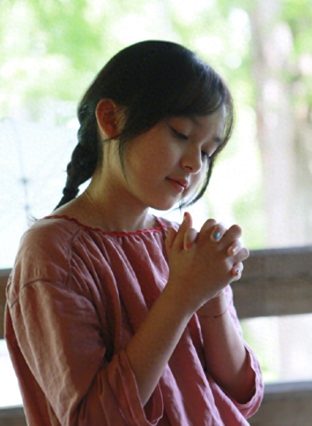 “小孙俪”最新照片，没有小时候呆萌，网友呼吁宝贝要慢点长大