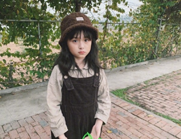 “小孙俪”最新照片，没有小时候呆萌，网友呼吁宝贝要慢点长大