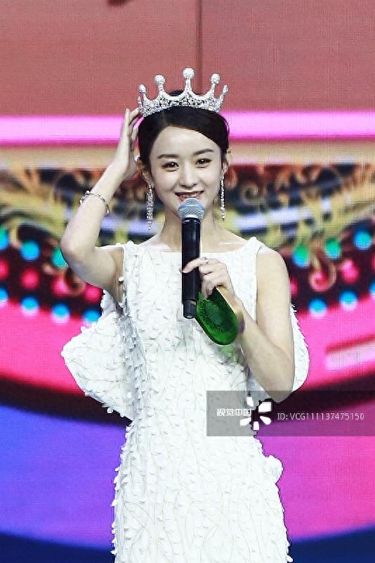 腾讯星光大赏和爱奇艺尖叫之夜，喜获双奖赵丽颖驾驭一黑一白礼服