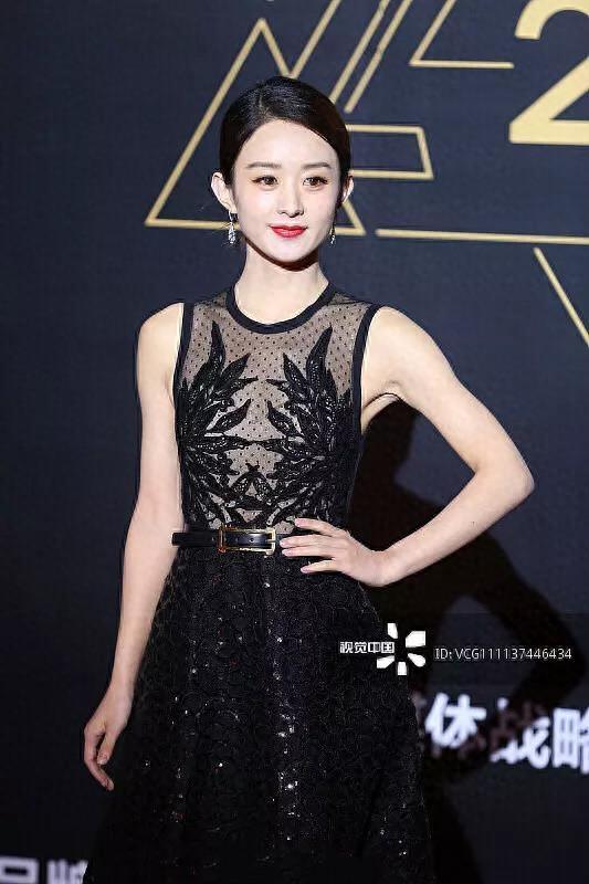 腾讯星光大赏和爱奇艺尖叫之夜，喜获双奖赵丽颖驾驭一黑一白礼服