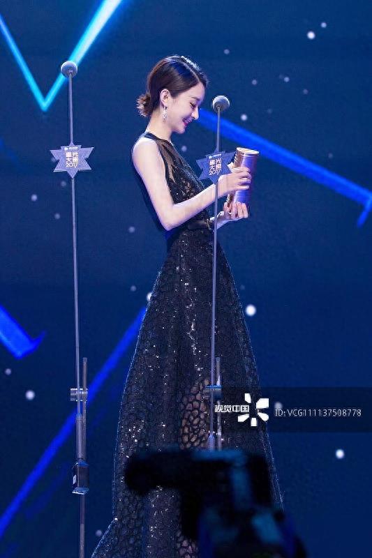 腾讯星光大赏和爱奇艺尖叫之夜，喜获双奖赵丽颖驾驭一黑一白礼服