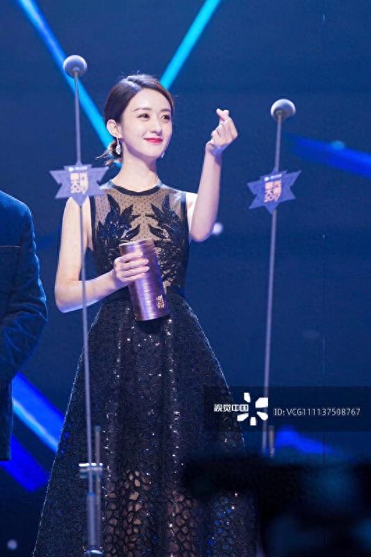腾讯星光大赏和爱奇艺尖叫之夜，喜获双奖赵丽颖驾驭一黑一白礼服