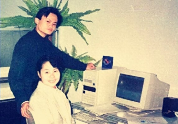 从屌丝逆袭成中国首富，马云这些珍贵老照片，藏着你不知道的故事