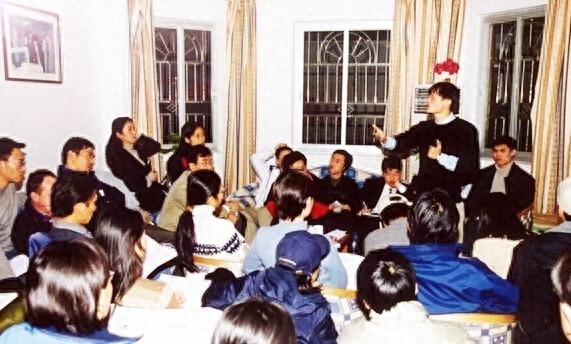 从屌丝逆袭成中国首富，马云这些珍贵老照片，藏着你不知道的故事