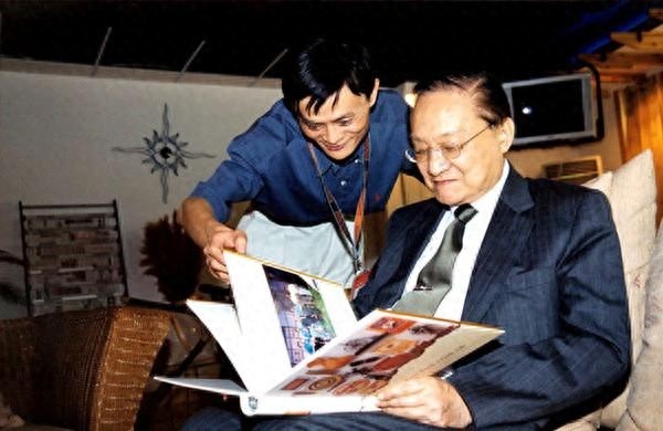 从屌丝逆袭成中国首富，马云这些珍贵老照片，藏着你不知道的故事