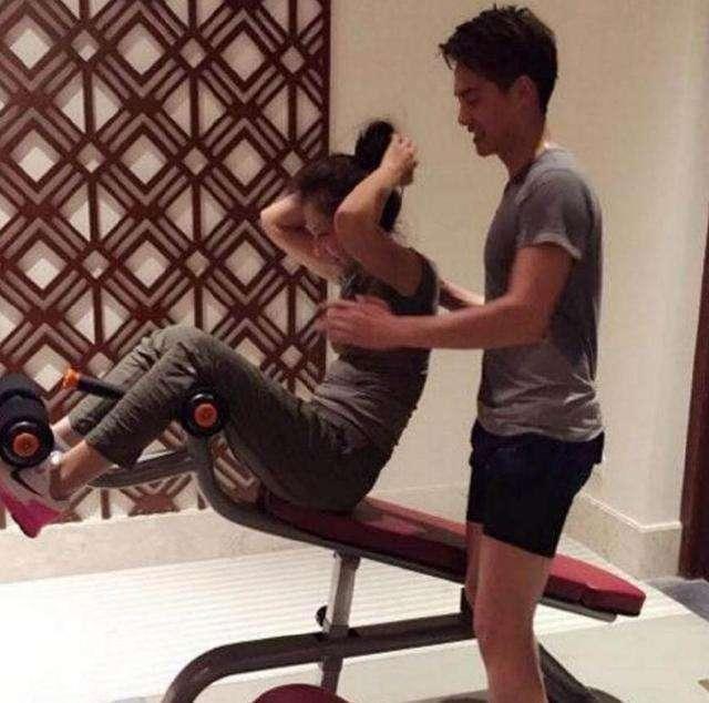 刘涛健身房私照曝光，私教帅过老公王珂，网友：明显是咸猪手