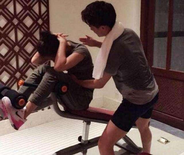 刘涛健身房私照曝光，私教帅过老公王珂，网友：明显是咸猪手