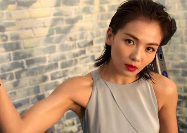 刘涛健身房私照曝光，私教帅过老公王珂，网友：明显是咸猪手