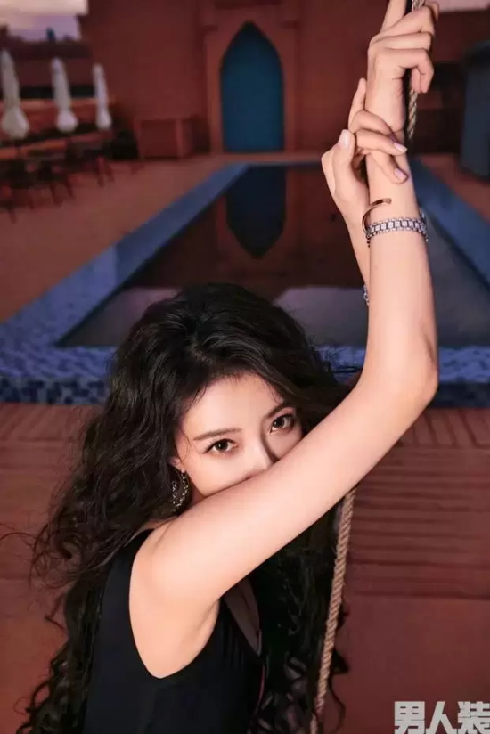 孙怡《男人装》杂志封面写真， 一头卷发风情万种