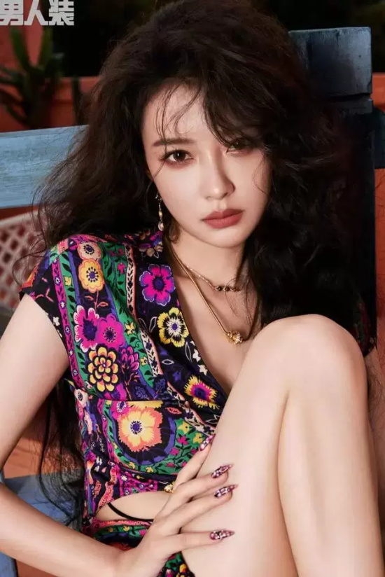 孙怡《男人装》杂志封面写真， 一头卷发风情万种