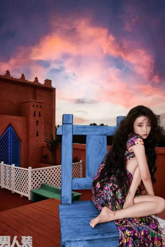 孙怡《男人装》杂志封面写真， 一头卷发风情万种