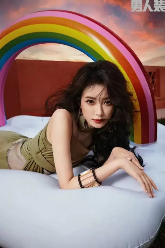 孙怡《男人装》杂志封面写真， 一头卷发风情万种