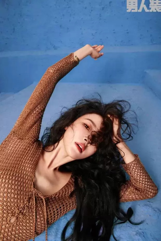 孙怡《男人装》杂志封面写真， 一头卷发风情万种