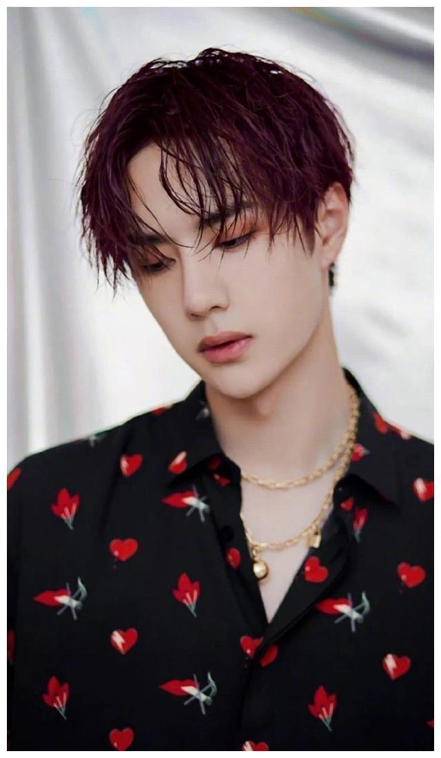 王一博超帅高清无水印壁纸图片，是我们的酷盖男孩呀！