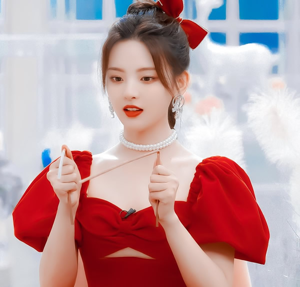 杨超越多高真实身高体重