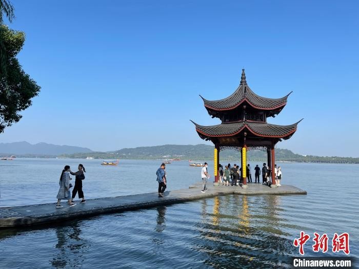 2、杭州西湖，这座城市本身就因为她充满了故事与情怀而更加美丽；