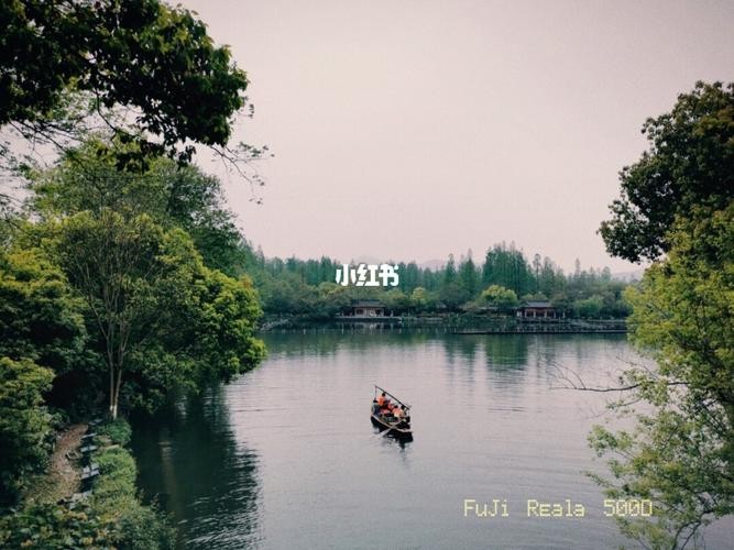 1、西湖，它是一种美丽，是一种意境，更是一种生活；