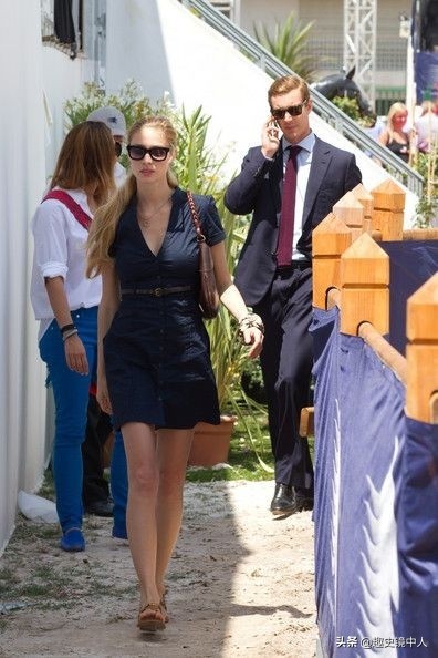 街拍似大片！摩纳哥“王子”皮埃尔夫妇的爱情故事