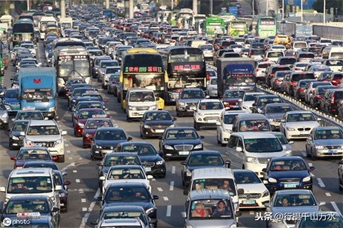 历年国庆假期高速公路拥堵组图，今年你又堵在路上了吗？