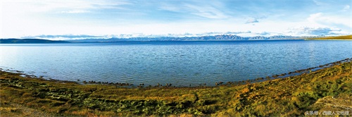 西藏有个“鬼湖”，湖水温柔恬静却寸草不生，牛羊也不敢靠近