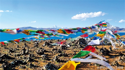 西藏有个“鬼湖”，湖水温柔恬静却寸草不生，牛羊也不敢靠近