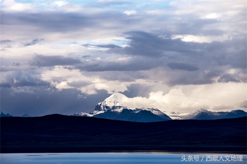 西藏有个“鬼湖”，湖水温柔恬静却寸草不生，牛羊也不敢靠近