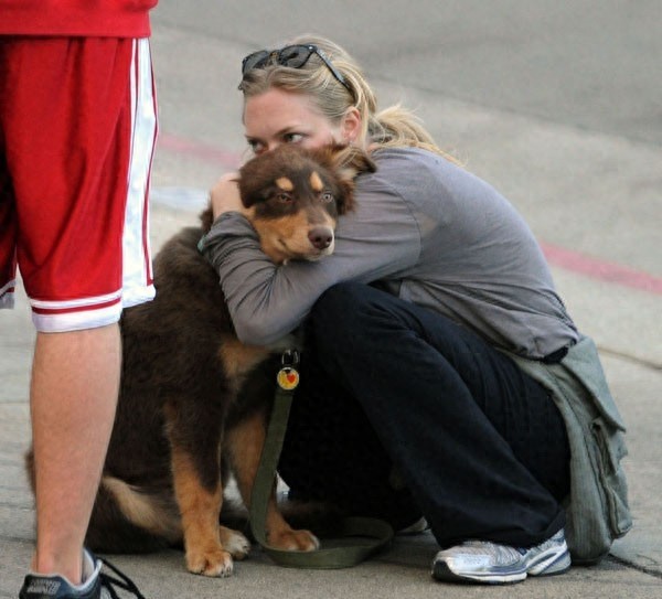 好莱坞四小花旦之一阿曼达街头跟宠物秀的一手好恩爱