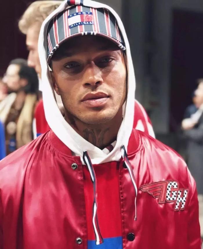 “全美最帅囚犯”因入狱标准像太帅签约模特公司，网友直呼：请和我拷在一起！