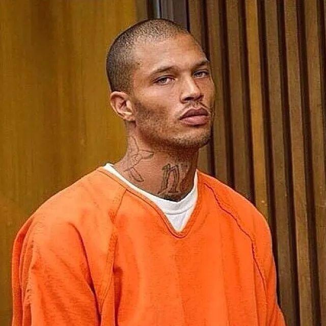 “全美最帅囚犯”因入狱标准像太帅签约模特公司，网友直呼：请和我拷在一起！