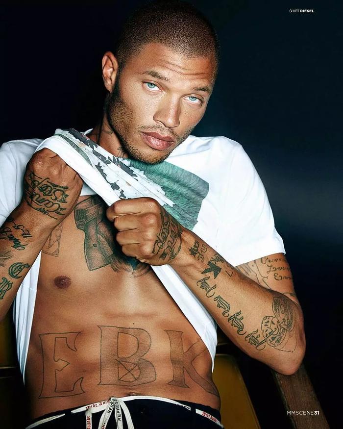 “全美最帅囚犯”因入狱标准像太帅签约模特公司，网友直呼：请和我拷在一起！