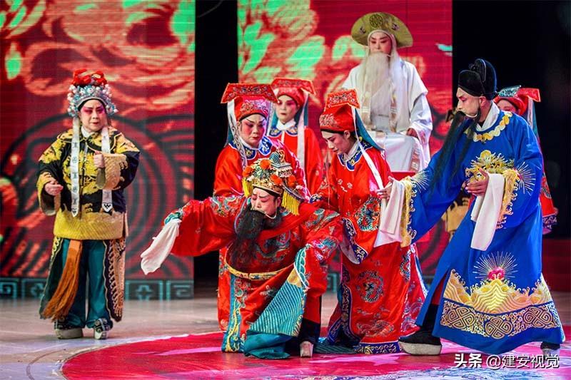 文王拉纤八百单八步,姜子牙悬棺保了周朝808年