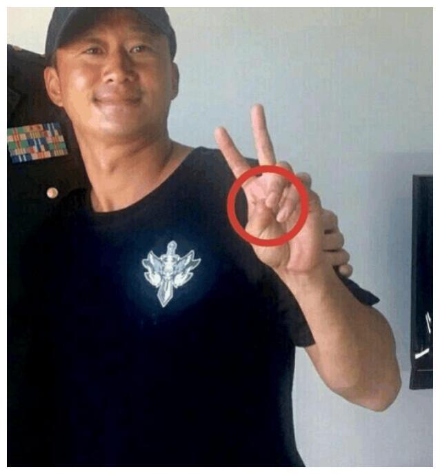 不为人知的故事，吴京6岁断指, 他差一点影响下一代。